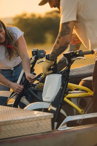 LiveWire S4 Honcho Street 2026 in Gelb – zwei Personen verzurren das Minibike auf der Ladefläche eines Pick-ups bei Sonnenuntergang