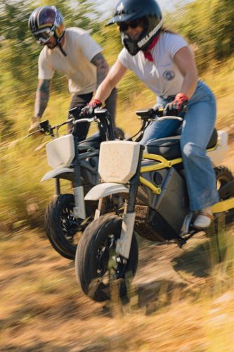 LiveWire S4 Honcho Trail 2026 – zwei Fahrer auf dem schwarzen und dem grünen Minibike bei der Fahrt durchs Gelände, Bewegungsunschärfe