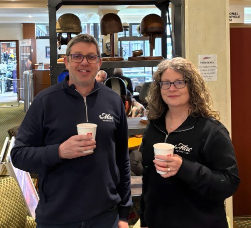 Mac Motorcycles 2026 – Ian Oliver und Vikki im Mac-Motorcycles-Teamwear auf dem National Motorcycle Museum