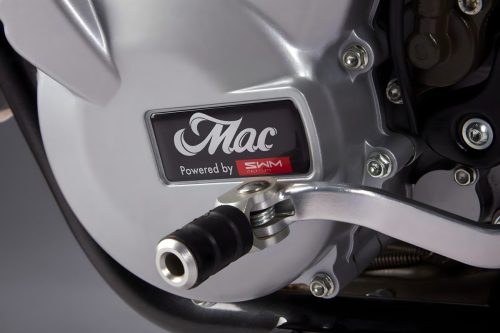Mac Motorcycles Rex Ruby 2026 – Detailaufnahme des 600cc SWM-Einzylindermotors mit Mac-Powered-by-SWM-Plakette und Schalthebel, Studioaufnahme