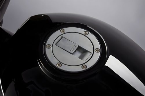 Mac Motorcycles Rex Ruby 2026 – Tankdeckel-Detailaufnahme auf hochglanz-schwarzem 16-Liter-Acerbis-Tank, Studioaufnahme