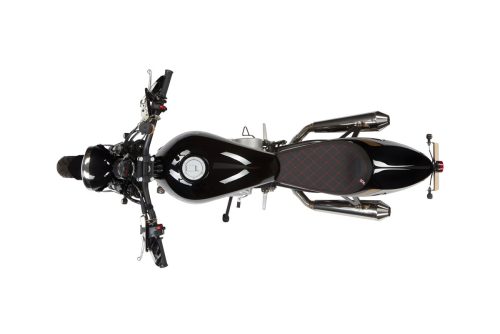 Mac Motorcycles Rex 2026 – Draufsicht im Studio auf weißem Hintergrund, schwarzer Tank, Diamantsteppung-Sitz mit Union-Jack-Emblem, Doppel-Edelstahlauspuff