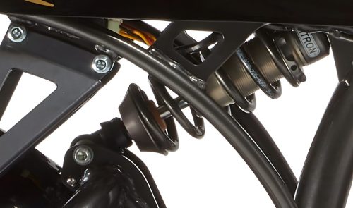 Mac Motorcycles Rex Ruby 2026 – Nitron R1 Federbein-Detailaufnahme mit einstellbarer Dämpfung, gefertigt in Oxfordshire
