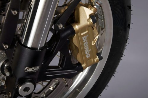 Mac Motorcycles Rex Ruby 2026 – Vorderrad-Detailaufnahme mit goldenem Brembo-Radialbremssattel, 320mm-Schwimmscheibe und Fastace-47mm-USD-Gabel, Studioaufnahme