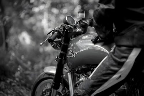Mac Motorcycles Rex Ruby 2026 – Künstlerische Schwarz-Weiß-Aufnahme aus Fahrerperspektive auf Tank und Cockpit in natürlicher Umgebung, Mac-Schriftzug sichtbar