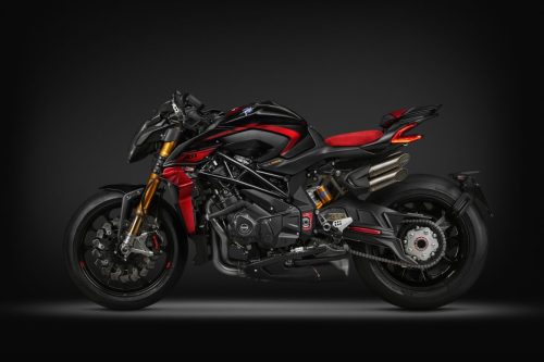 MV Agusta Brutale 1000 ABT 2026 – Seitenansicht links in Nero Carbonio Metallizzato/Rosso Fuoco im Studio, Carbon-Verkleidung, Öhlins-Gabelholme in Gold, Einarmschwinge mit Kettenantrieb, Arrow-Auspuff