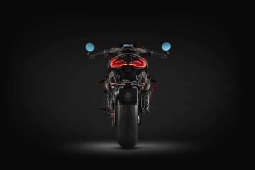 MV Agusta Brutale 1000 ABT 2026 – Heckansicht in Nero Carbonio Metallizzato/Rosso Fuoco im Studio, LED-Rücklicht, Arrow-Auspuffendstücke, 200er-Hinterreifen, Kennzeichenhalter mit MV-Logo