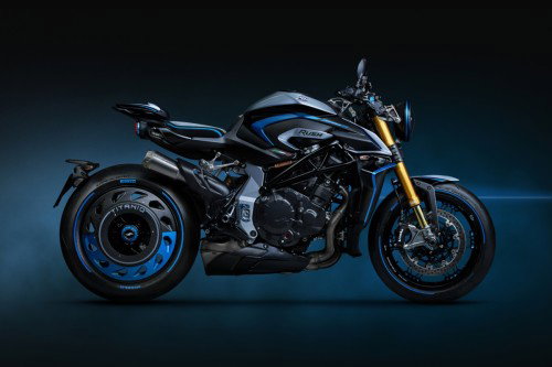 MV Agusta Rush Titanio – Seitenansicht rechts im Studio, silber-schwarze Lackierung mit blauen Akzenten, Öhlins-Gabel in Gold, blaue Hinterrad-Felge mit Carbon-Einsatz