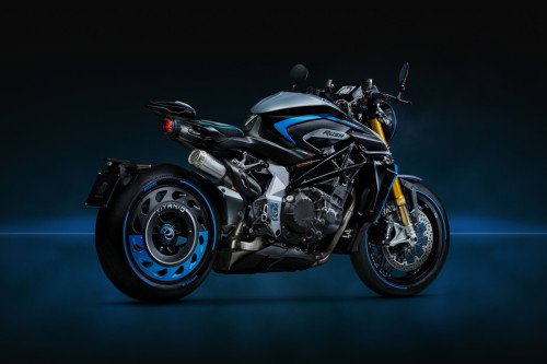 MV Agusta Rush Titanio – Dreiviertelansicht hinten rechts im Studio, Heckpartie mit kurzer Sitzbank, Pirelli-Diablo-Reifen auf blauer Felge