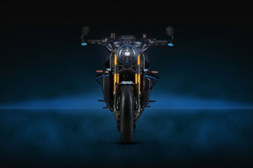 MV Agusta Rush Titanio – Frontansicht im Studio, runder LED-Scheinwerfer mit blauem Leuchtring, goldene Öhlins-Gabel, schmale Silhouette