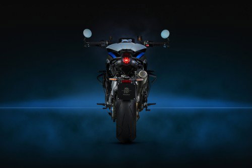 MV Agusta Rush Titanio – Heckansicht im Studio, rundes LED-Rücklicht, MV Agusta Motorcycle Art-Emblem am Kennzeichenhalter