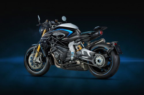 MV Agusta Rush Titanio – Dreiviertelansicht hinten links im Studio, Einarmschwinge, Kettenantrieb, Brembo-Bremsen, Titan-Auspuff sichtbar
