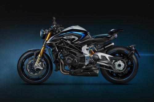 MV Agusta Rush Titanio – Seitenansicht links im Studio, silberner Tank, schwarzer Dreizylinder-Motor, goldene Öhlins-Gabel, blaue Hinterrad-Felge