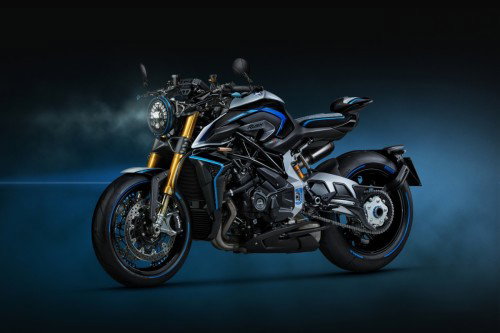 MV Agusta Rush Titanio – Dreiviertelansicht vorn links im Studio, leicht erhöhte Perspektive, Carbon-Verkleidungsteile sichtbar