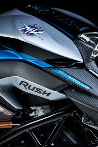 MV Agusta Rush Titanio – Detail Tank und Seitenverkleidung mit MV Agusta-Emblem, Rush-Schriftzug und Titanio-Beschriftung auf Carbon