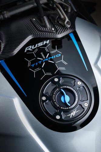 MV Agusta Rush Titanio – Detail Tankdeckel mit Rush-Titanio-Grafik, Hexagon-Muster, Quick-Action-System mit blauem MV-Logo