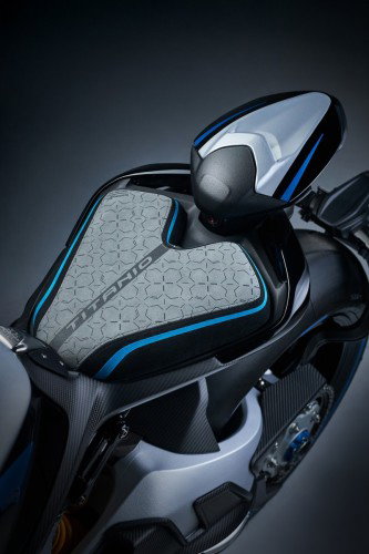 MV Agusta Rush Titanio – Detail Sitzbank mit Titanio-Prägung, geometrisches Muster im Sitzbezug, blaue Akzentlinien