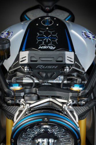 MV Agusta Rush Titanio – Draufsicht auf Tank und Lenkkopf, Rush-Titanio-Grafik, CNC-gefräste Gabelbrücke, goldene Öhlins-Gabel