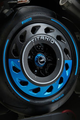 MV Agusta Rush Titanio – Detail Hinterrad-Felge mit Titanio-Schriftzug, Carbon-Nabenabdeckung, blaues MV-Logo, Pirelli-Diablo-Reifen