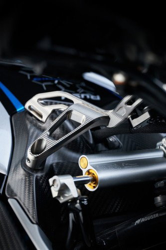 MV Agusta Rush Titanio – Detail CNC-gefräste Titan-Lenkerstummel-Halterung mit goldenen Akzentschrauben, Carbon-Verkleidung