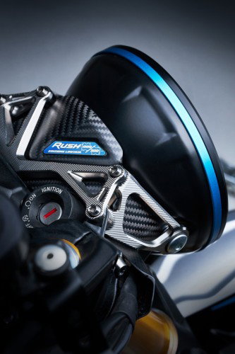 MV Agusta Rush Titanio – Detail Instrumenteneinheit mit Rush Edizione Limitata-Plakette, Zündschloss, Carbon-Windschild mit blauem Rand