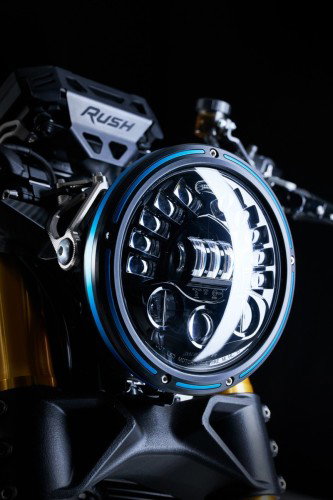 MV Agusta Rush Titanio – Detail runder LED-Scheinwerfer Nahaufnahme mit blauem Leuchtring und LED-Modulen, Rush-Schriftzug