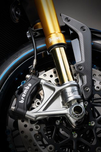 MV Agusta Rush Titanio – Detail Vorderrad mit goldener Öhlins-Gabel, Brembo-Bremssattel, Carbon-Kotflügel, MV-Logo auf Gabelbrücke