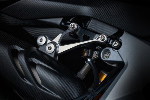MV Agusta Rush Titanio – Detail Fußrastenanlage mit CNC-gefrästen Aluminium-Fußrasten und Carbon-Verkleidungsteilen