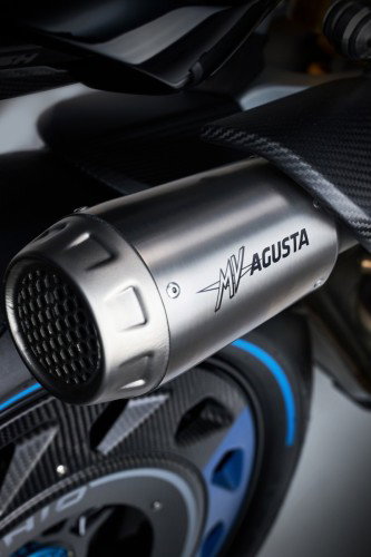 MV Agusta Rush Titanio – Detail Titan-Endschalldämpfer mit MV Agusta-Logo und Wabenauslass, blaue Hinterrad-Felge im Hintergrund
