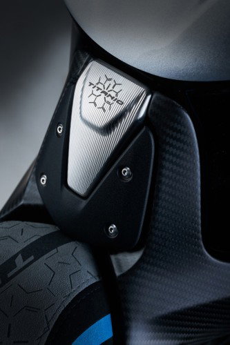 MV Agusta Rush Titanio – Detail Heck-Abdeckung mit CNC-gefrästem Titanio-Emblem, Carbon-Heckverkleidung