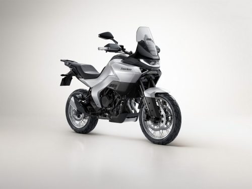 Norton Atlas 2026 – Mittelklasse-Adventure-Tourer in Silber, vordere Dreiviertelansicht im Studio mit Speichenrädern und 19-Zoll-Vorderrad