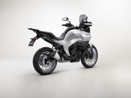 Norton Atlas 2026 – Mittelklasse-Adventure-Tourer in Silber, Heckansicht im Studio mit Speichenrädern, Auspuff und Kennzeichenhalter