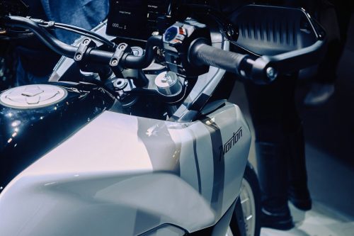 Norton Atlas 2026 – Cockpit mit Lenker, TFT-Touchscreen, Handprotektoren und Tankpartie, Detailaufnahme auf der Messe