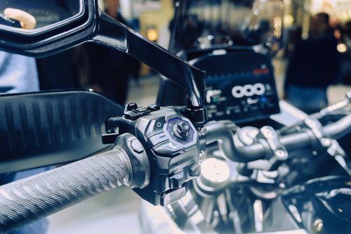 Norton Atlas 2026 – Detail der rechten Lenkerarmatur mit Spiegel und TFT-Touchscreen auf der Messe