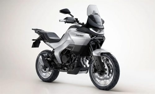 Norton Atlas 2026 – Mittelklasse-Adventure-Tourer in Silber, vordere Dreiviertelansicht im Studio mit Speichenrädern und 19-Zoll-Vorderrad