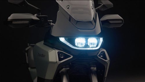 Norton Atlas GT 2026 – Frontdetail mit doppeltem LED-Scheinwerfer und Handprotektoren in dunkler Studioumgebung