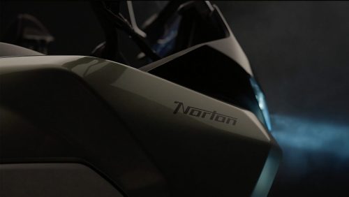 Norton Atlas GT 2026 – Detailaufnahme des Norton-Schriftzugs auf der grünen Tankverkleidung