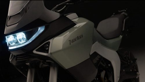 Norton Atlas GT 2026 – Mittelklasse-Adventure-Tourer in Grün, vordere Dreiviertelansicht mit beleuchtetem LED-Scheinwerfer