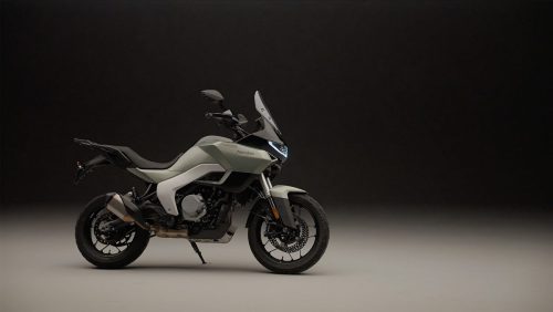 Norton Atlas GT 2026 – Mittelklasse-Adventure-Tourer in Grün, Seitenansicht mit Gussrädern und 17-Zoll-Bereifung