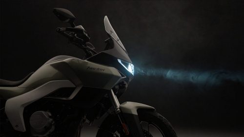 Norton Atlas GT 2026 – vordere Ansicht mit eingeschaltetem LED-Scheinwerfer und Lichtkegel in dunkler Umgebung