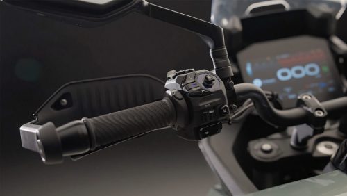 Norton Atlas GT 2026 – Detail des linken Lenkergriffs mit Schaltereinheit, Bar-End-Gewicht und TFT-Display im Hintergrund