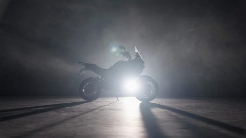 Norton Atlas GT 2026 – Mittelklasse-Adventure-Tourer als beleuchtete Silhouette im Gegenlicht, Seitenansicht