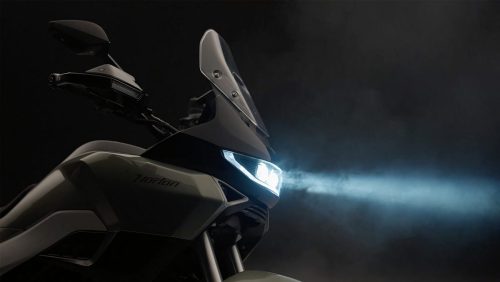 Norton Atlas GT 2026 – Frontpartie mit Windschild und leuchtendem LED-Scheinwerfer in dunkler Studioumgebung