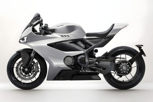 Norton Manx R Signature 2026 – Seitenansicht in Silber im Studio mit Kohlefaser-Verkleidung und Rotobox-Carbonrädern
