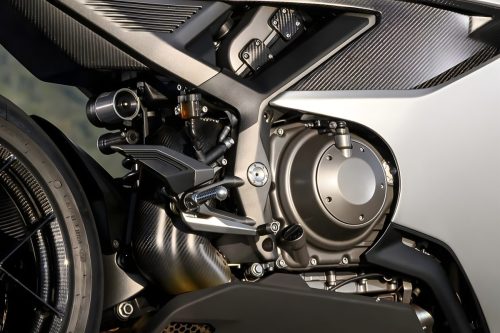 Norton Manx R Signature 2026 – Detailansicht 1.200-cm³-V4-Motor mit Fußrastenanlage, Kupplungsdeckel und Carbon-Schwingenschutz