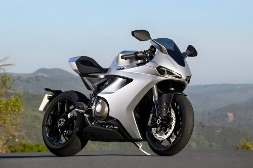 Norton Manx R Signature 2026 – Dreiviertelansicht von vorn rechts in Silber vor Bergpanorama, Brembo-Hypure-Bremsen sichtbar