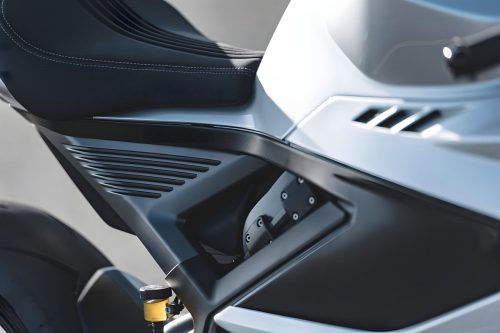 Norton Manx R Signature 2026 – Detailansicht Sitzbank-Tankbereich mit Kohlefaser-Seitenverkleidung und Federbein-Ausgleichsbehälter