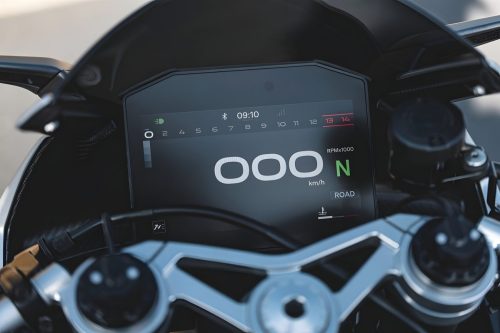 Norton Manx R Signature 2026 – 8-Zoll-Touchscreen-Display im Road-Modus mit Drehzahlleiste und Geschwindigkeitsanzeige