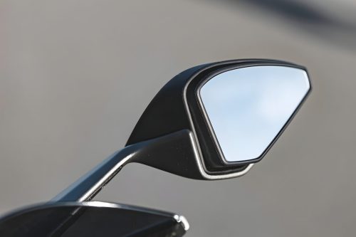 Norton Manx R Signature 2026 – Detailansicht Rückspiegel in kantigem Design mit mattschwarzem Finish