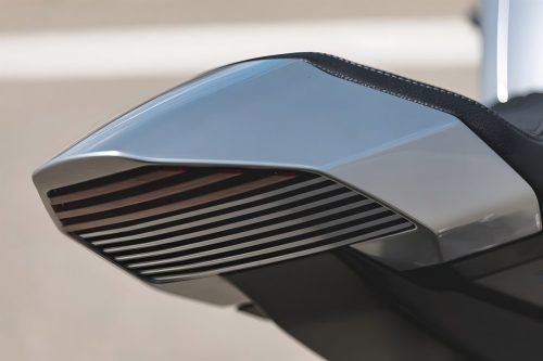 Norton Manx R Signature 2026 – Detailansicht Einsitzer-Heck in Silber mit Lamellengitter und LED-Rücklicht